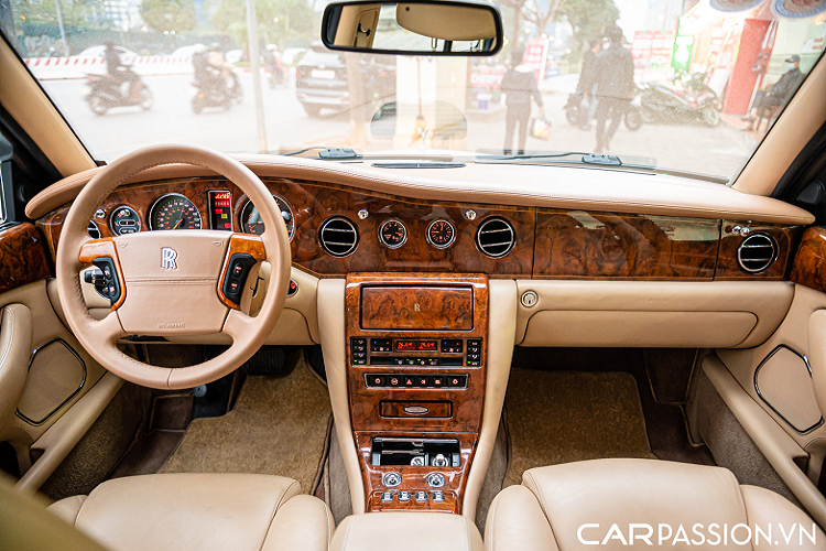 Mẫu Sedan siêu sang này chính là sự hiện đại hóa dáng vẻ vuông vức của những thế hệ tiền nhiệm, đồng thời chính là bước đệm cần thiết cho sự “tái xuất” của dòng xe huyền thoại Rolls-Royce Phantom.