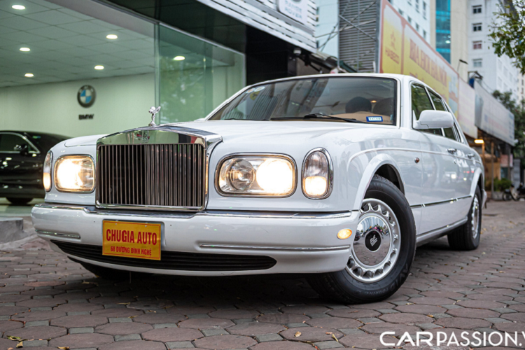  Silver Seraph của Rolls-Royce là mẫu xe mang tính bước ngoặt khi là một trong những dòng cuối cùng mà thương hiệu ra mắt khi còn ở trong tay tập đoàn Volkswagen. Sau Silver Seraph chính là “kỷ nguyên mới” của Rolls-Royce với dòng xe Phantom VII có thiết kế đồ sộ, sang trọng đem tới một làn gió mới cho thương hiệu xe siêu sang Anh Quốc. 