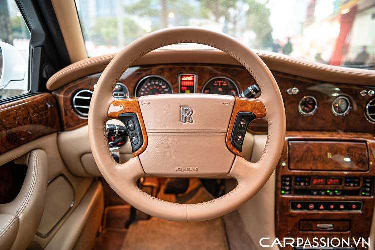 Silver Seraph được trang bị động cơ V12 hợp kim nhôm BMW M73 có dung tích 5.4 lít kết hợp với hộp số tự động 5 cấp, khiến Silver Seraph trở thành chiếc Rolls-Royce 12 xi-lanh đầu tiên kể từ năm 1939 với mẫu Phantom III. Xe phù hợp với tiêu chuẩn khí thải Euro III.