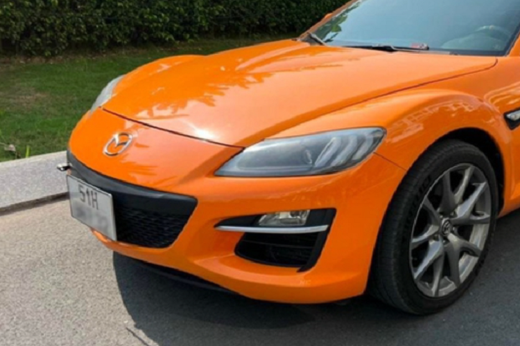 Sẽ là một thiếu sót nếu không nhắc tới “trái tim” của chiếc Mazda RX-8 hàng hiếm này. Động cơ quay (rotary engine) chính là điểm khiến Mazda RX-8 nổi bật trong số đông. Khối động cơ trứ danh của hãng xe Nhật có dung tích 1,3L nhưng cho công suất lên tới 212 mã lực. Công suất lớn so với một động cơ hút khí tự nhiên nhỏ gọn chính là ưu điểm vượt trội nhất của dòng động cơ này.