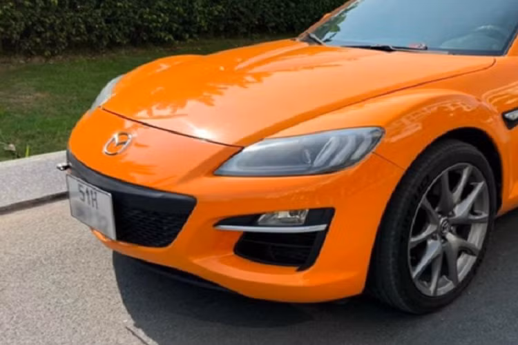 Sẽ là một thiếu sót nếu không nhắc tới “trái tim” của chiếc Mazda RX-8 hàng hiếm này. Động cơ quay (rotary engine) chính là điểm khiến Mazda RX-8 nổi bật trong số đông. Khối động cơ trứ danh của hãng xe Nhật có dung tích 1,3L nhưng cho công suất lên tới 212 mã lực. Công suất lớn so với một động cơ hút khí tự nhiên nhỏ gọn chính là ưu điểm vượt trội nhất của dòng động cơ này.