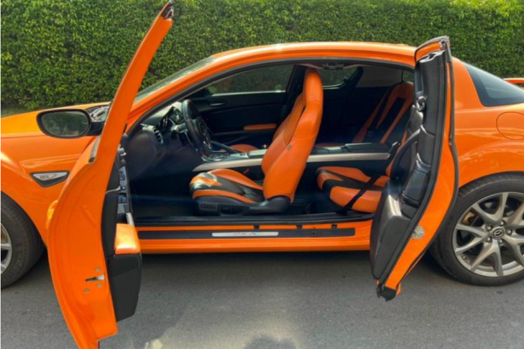 Mazda RX-8 có chiều dài, chiều rộng lần lượt là 4.427 mm và 1.770 mm – khá nhỏ nhắn so với một chiếc xe thể thao 4 chỗ. Là một chiếc quad-coupe thể thao, Mazda RX-8 có 2 cửa chính cùng 2 cửa phụ bé mở ngược dành cho hàng ghế phía sau.