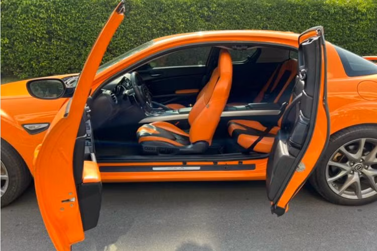 Mazda RX-8 có chiều dài, chiều rộng lần lượt là 4.427 mm và 1.770 mm – khá nhỏ nhắn so với một chiếc xe thể thao 4 chỗ. Là một chiếc quad-coupe thể thao, Mazda RX-8 có 2 cửa chính cùng 2 cửa phụ bé mở ngược dành cho hàng ghế phía sau.