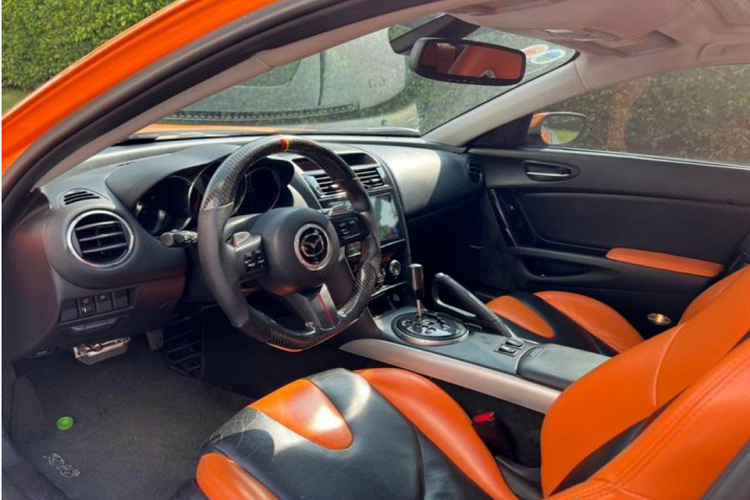 Điều này giúp cho không gian có cảm giác rộng rãi mặc dù xe có kích thước khiêm tốn, hàng ghế sau khá chật và chỉ phù hợp cho trẻ nhỏ. Nội thất xe đơn giản với nhiều yếu tố thể thao. Sau thời gian dài sử dụng, ghế da đã xuất hiện vài vết rạn nhỏ.