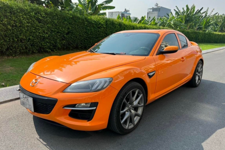 Dẫn động cầu sau, hiệu năng ấn tượng cùng tỉ lệ trọng lượng trước-sau là 50:50 khiến Mazda RX-8 được nhiều tín đồ tốc độ lựa chọn làm xe drift. Từ ngày ra mắt, RX-8 đã đem về cho Mazda hơn 50 giải thưởng quốc tế, trong đó nổi bật có thể kể đến giải Xe của năm tại Singapore, Nhật Bản, Úc… hay giải Động cơ của năm 2004 quy mô toàn cầu. Ngoài ra, Mazda RX-8 còn từng lọt vào Top 10 xe của năm trong 3 năm liên tiếp (2004 đến 2006) do tạp chí Car and Driver bình chọn.