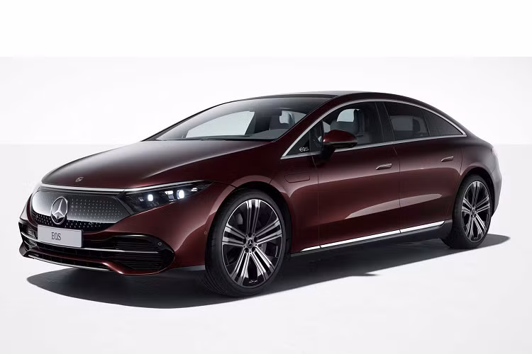 Ngoài ra xe còn được trang bị gói nội thất Manufaktur để nâng cấp khoang nội thất xe bằng vật liệu đẹp hơn, cao cấp hơn. Tùy chọn bao gồm các ghế trước và sau bằng da Nappa với chỉ thêu nổi bật cùng họa tiết kim cương.