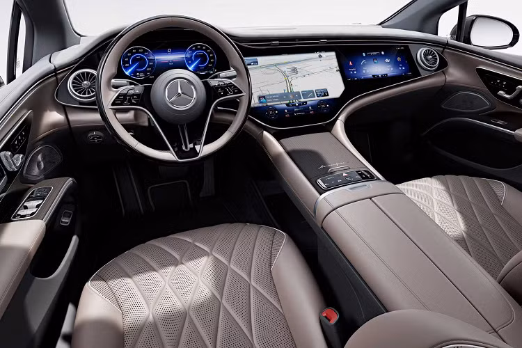 Các màu nội thất cá nhân hóa từ Manufaktur cho Mercedes-Benz EQS có sẵn bao gồm Rosé Grey, Deep White, Yacht Blue, Tobacco Brown và Mystic Red.