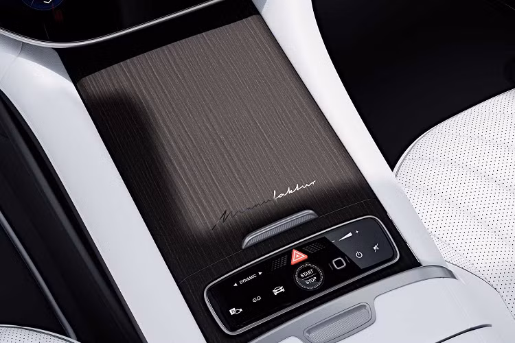 Gói nội thất Manufaktur cũng trang bị thêm cho những chiếc Mercedes-Benz EQS một số chi tiết bổ sung như phần bậc cửa có logo phát sáng hay chi tiết logo Manufaktur bằng chrome xuất hiện trên bảng điều khiển trung tâm.