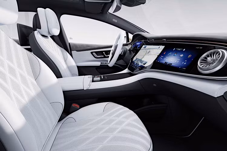 Tại Mỹ, giá xe Mercedes-Benz EQS EV 2023 khởi điểm ở mức 103.360 Đô đã bao gồm một số khoản phụ phí. AMG EQS cao cấp nhất có giá khởi điểm là 148.550 Đô.