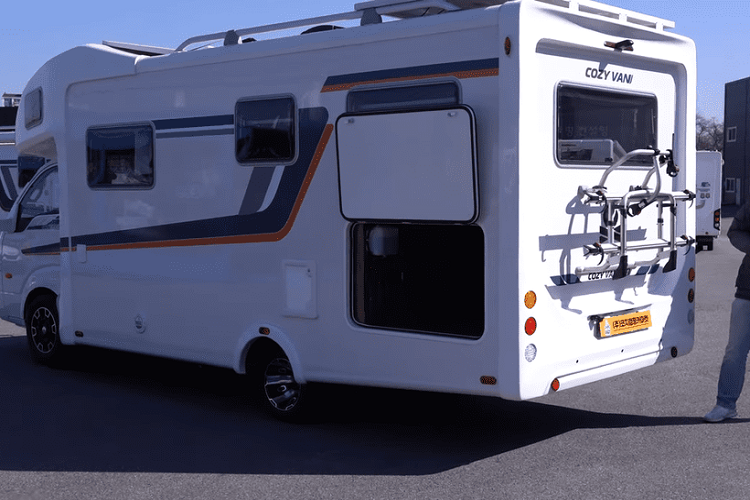 Sau khi bước vào cửa, cabin có một khu ngồi hình chữ U ở bên trái. Chiếc bàn ở giữa có thể hạ thấp để biến chỗ này thành giường ngủ. Phía trên cabin là một chỗ nghỉ ngơi khác, và vị trí này có một tấm lưới để ngăn những người trên đó lăn ra ngoài khi họ đang ngủ.