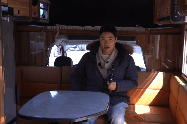 Khung gầm dành cho chiếc motorhome Kia Bongo 3 - nguyên bản là một mẫu xe thương mại nhỏ gọn được tiêu thụ ở thị trường nội địa. Nó có trang bị động cơ diesel dung tích 2.5 lít, sản sinh 133 mã lực và 293 Nm mô-men xoắn cực đại. Chiếc xe này có chiều dài khoảng 6,5 mét, và không gian bên trong có chỗ ngủ cho 5 người.