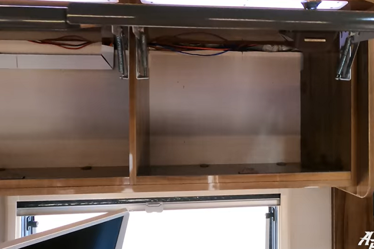 Ở phía sau, nhà sản xuất có sắp xếp một chiếc giường khác. Không gian này có cửa sổ ở ba mặt, vậy nên người ngủ có thể đón được nhiều ánh sáng tự nhiên. Các tính năng có thể tiếp cận ở bên ngoài xe bao gồm mái hiên có thể mở rộng, và vòi sen ngoài trời.