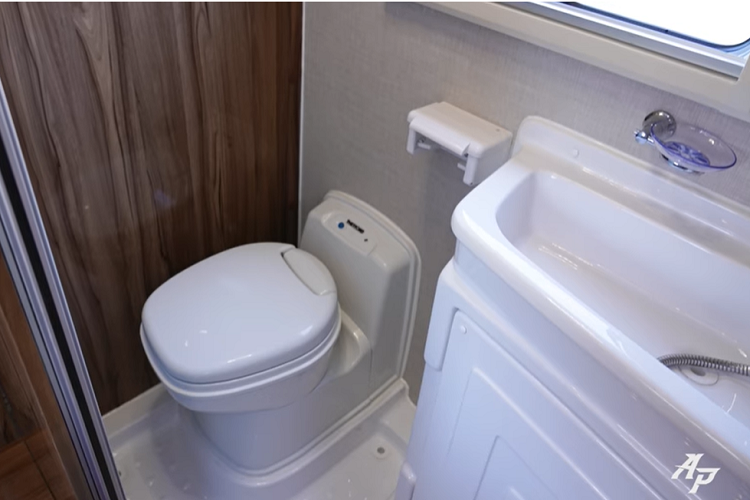 Phía bên phải của nội thất có gian bếp nhỏ và phòng tắm. Các trang bị tiện nghi bao gồm một tủ lạnh 150 lít, một bồn rửa bằng thép không gỉ, một bếp từ cảm ứng, và một lò vi sóng.