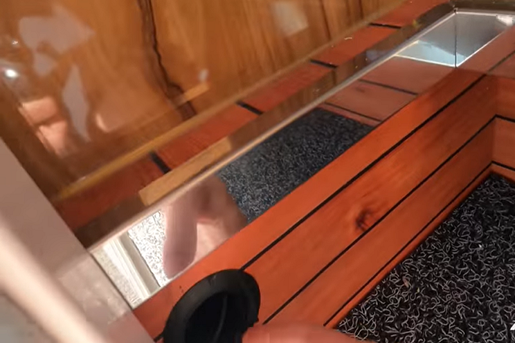 Một điểm nhấn thú vị là một trong những ngăn tủ có thể mở ra thành khu vực lưu trữ lớn mà cũng có thể truy cập từ bên ngoài xe. Trong khi đó, phòng tắm có toilet xoay để có thêm chỗ để chân. Toàn bộ không gian này cũng có vòi sen để tắm rửa, và có hệ thống thoát nước dưới sàn.