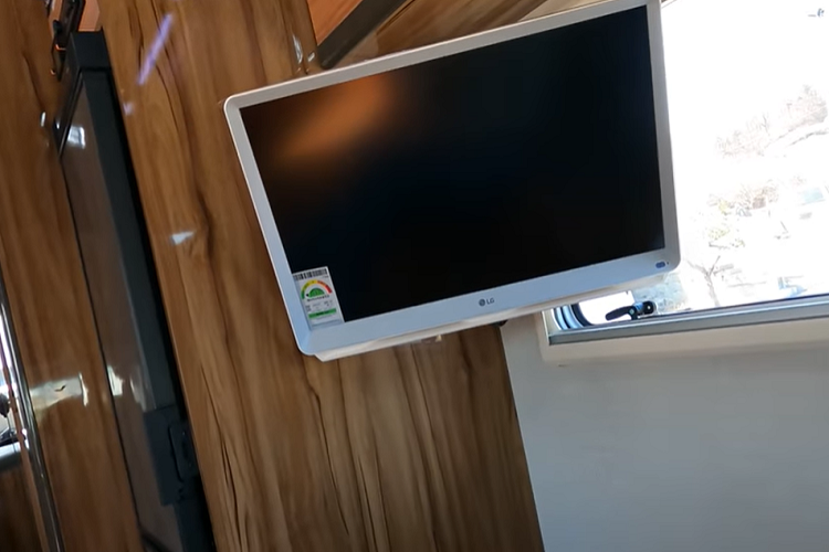 Một trong các tấm ốp bên sườn có thể mở ra để lộ TV, phòng trường hợp bạn muốn ngồi thư giãn ngoài trời. Ngoài ra, xe còn có một khu vực lưu trữ lớn kéo dài toàn bộ chiều rộng của xe và có thể tiếp cận từ cả hai phía. Dựa theo người dẫn từ kênh YouTube “Asian Petrolhead”, giá nhà di động Kia Bongo 3 ở thị trường Hàn Quốc với mức giá tương đương 78.000 USD (1,78 tỷ đồng).