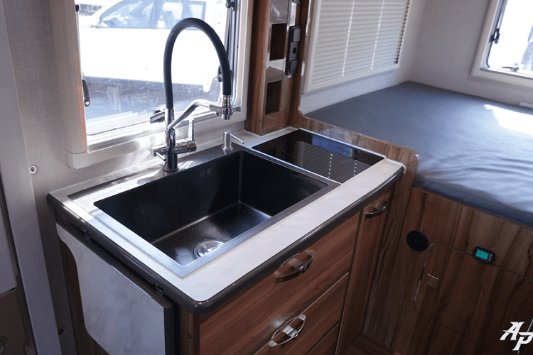 Ngay khi mở cửa bước vào xe, chúng ta lập tức có thể thấy những tính năng tiện ích mà gọn gàng, ví như một chỗ kín để cất giầy của bạn và nó còn được sưởi để giữ giầy luôn ấm và khô ráo. Toàn bộ sàn xe ốp cũng được sưởi ấm để người dùng luôn cảm thấy thoải mái trong những ngày đông lạnh giá ở Hàn Quốc.