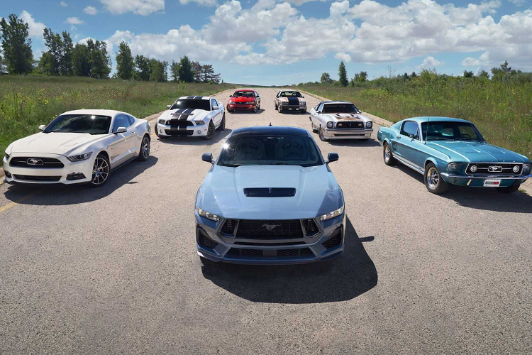 Ford Mustang phiên bản cơ sở được trang bị khối cơ bốn xi-lanh EcoBoost 2.3 lít tăng áp, được Ford cho biết là hoàn toàn mới mặc dù có dung tích giống hệt như cũ.