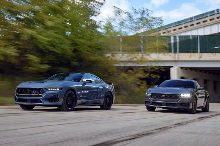 Với công suất 315 mã lực và mô-men xoắn 474 Nm, đây chính thức là mẫu Mustang cơ sở mạnh mẽ nhất mà Ford từng cung cấp. Ed Krenz, Kỹ sư trưởng của Ford Mustang, cho biết: “Mustang luôn vượt qua mọi giới hạn.