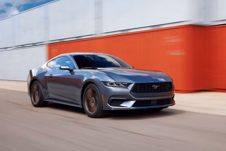 Đó là nhờ hệ thống phun nhiên liệu trực tiếp mới và rất nhiều thay đổi khác để cải thiện thêm một chút công suất đồng thời hướng đến mục tiêu tiết kiệm nhiên liệu tốt hơn.