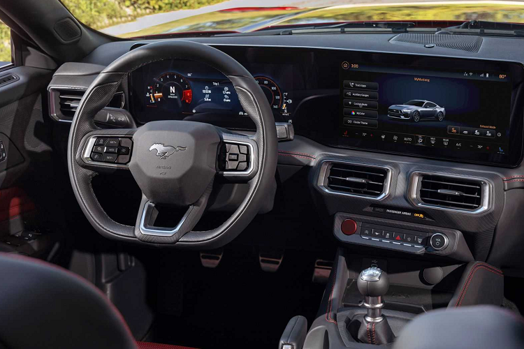 Ngoài việc tăng công suất khá nhẹ nhàng so với đời trước, những thay đổi này giúp Mustang Dark Horse có số vòng tua máy cực đại lên tới 7.500 vòng/phút.