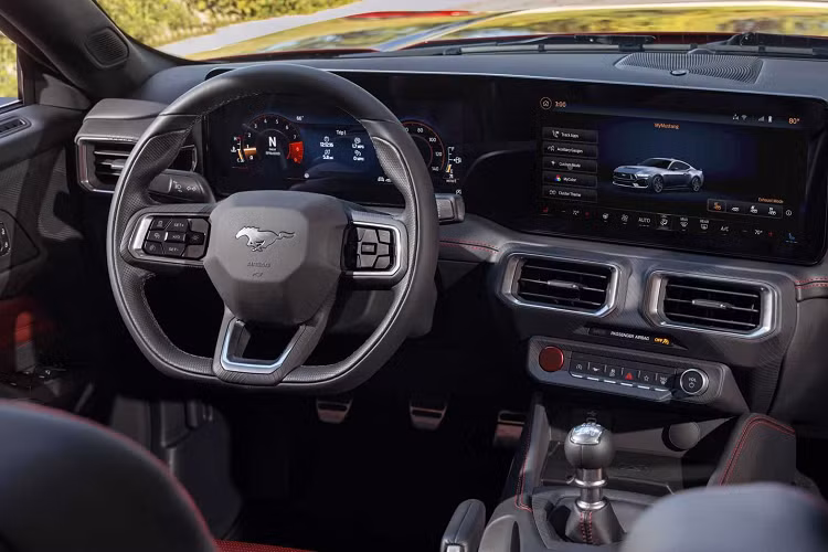 Ngoài việc tăng công suất khá nhẹ nhàng so với đời trước, những thay đổi này giúp Mustang Dark Horse có số vòng tua máy cực đại lên tới 7.500 vòng/phút.