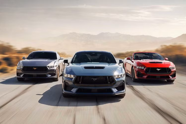 Khối động cơ Coyote V8 thế hệ thứ tư trong Ford Mustang Dark Horse 2024 cơ bắp là động cơ sản xuất 5.0 lít hút khí tự nhiên mạnh mẽ nhất từng được cung cấp bởi Ford. Động cơ này sử dụng các bộ phận bên trong được nâng cấp, cụ thể là các thanh kết nối được rèn, trục khuỷu cân bằng độc đáo và trục cam được gia cố.