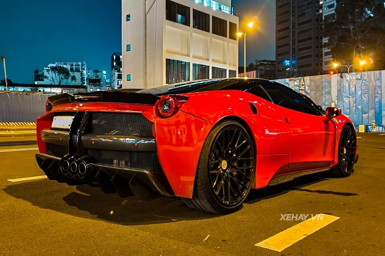 Nhờ khối động cơ hút khí tự nhiên V8 4.5L công suất 570 mã lực và mô-men xoắn cực đại 540 Nm, chiếc 458 Italia có thể dễ dàng xé gió bứt tốc từ 0-100 km/h chỉ trong 3,4 giây và đạt tốc độ tối đa 325 km/h.