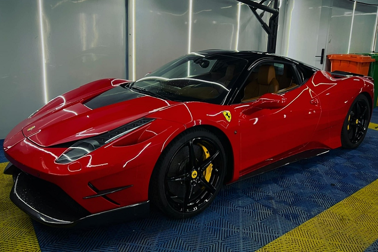 Không rõ nguyên nhân và thiệt hại mà sự cố gây ra cho siêu xe Ý, nhưng hình ảnh mà Tống Đông Khuê vừa đăng tải cho thấy chiếc 458 Itialia có vẻ đã được bình phục hoàn toàn. Siêu xe xuất hiện với vẻ ngoài bóng bẩy, đẹp không tì vết.