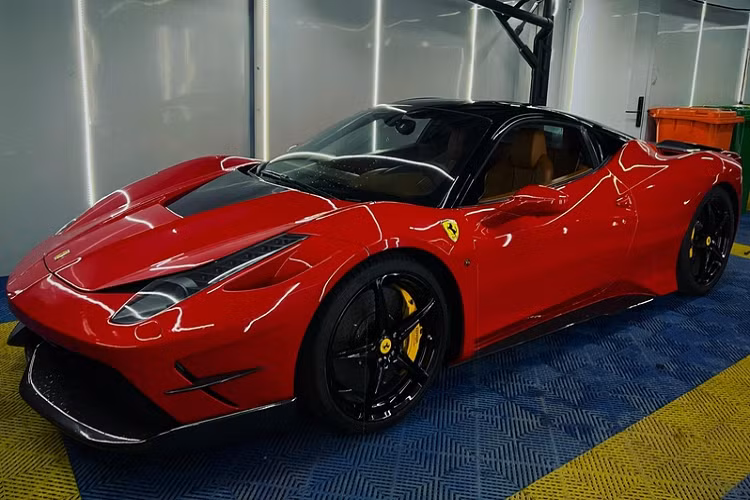 Không rõ nguyên nhân và thiệt hại mà sự cố gây ra cho siêu xe Ý, nhưng hình ảnh mà Tống Đông Khuê vừa đăng tải cho thấy chiếc 458 Itialia có vẻ đã được bình phục hoàn toàn. Siêu xe xuất hiện với vẻ ngoài bóng bẩy, đẹp không tì vết.