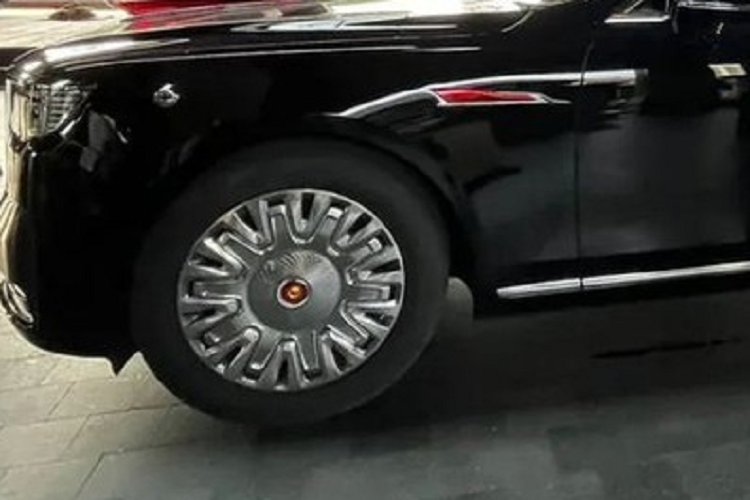 Động cơ V8 là loại tăng áp, dung tích 4.0L dùng cho Hồng Kỳ LS7, tạo ra công suất tối đa 360 mã lực và mô-men xoắn cực đại 550 Nm. Trong ki đó, động cơ xăng V12 là loại có dung tích 6.0L, sản sinh công suất tối đa 408 mã lực hoặc 375 mã lực cùng mô-men xoắn cực đại 550 Nm.