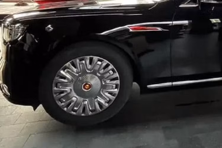 Động cơ V8 là loại tăng áp, dung tích 4.0L dùng cho Hồng Kỳ LS7, tạo ra công suất tối đa 360 mã lực và mô-men xoắn cực đại 550 Nm. Trong ki đó, động cơ xăng V12 là loại có dung tích 6.0L, sản sinh công suất tối đa 408 mã lực hoặc 375 mã lực cùng mô-men xoắn cực đại 550 Nm.