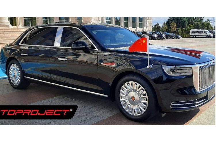 Không dừng ở đó, mẫu xe nguyên thủ này còn được trang bị bộ vành hợp kim cỡ lớn với nắp trục bánh màu đỏ. Trong khi đó, sau chắn bùn trước xuất hiện logo hình lá cờ đỏ của thương hiệu Hồng Kỳ. Tiếp đến là những chi tiết mạ crôm như đường chân kính, cột B, tay nắm cửa và nẹp trên cửa. Ở phía sau, mẫu xe limousine này đi kèm đèn hậu LED nối với nhau bằng nẹp mạ crôm ở giữa.