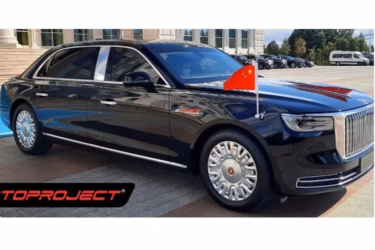 Không dừng ở đó, mẫu xe nguyên thủ này còn được trang bị bộ vành hợp kim cỡ lớn với nắp trục bánh màu đỏ. Trong khi đó, sau chắn bùn trước xuất hiện logo hình lá cờ đỏ của thương hiệu Hồng Kỳ. Tiếp đến là những chi tiết mạ crôm như đường chân kính, cột B, tay nắm cửa và nẹp trên cửa. Ở phía sau, mẫu xe limousine này đi kèm đèn hậu LED nối với nhau bằng nẹp mạ crôm ở giữa.