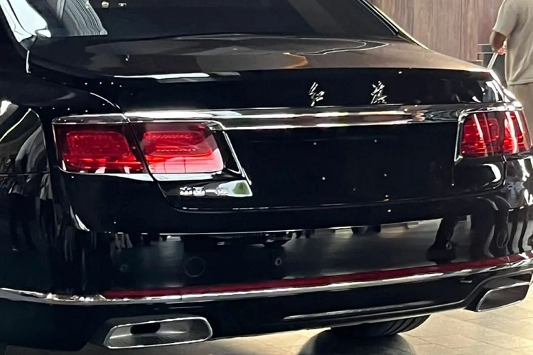 Chưa hết, mẫu xe limousine được phát triển dành riêng cho Chủ tịch Trung Quốc còn có nẹp mạ crôm ôm lấy nắp ca-pô và nằm vắt ngang bên trong hốc gió trung tâm trên cản trước. Những chi tiết này khiến phần đầu xe vừa rộng vừa cao cấp hơn. Trên nắp ca-pô của N701 cũng có logo hình lá cờ đỏ đặc trưng của thương hiệu Hồng Kỳ.