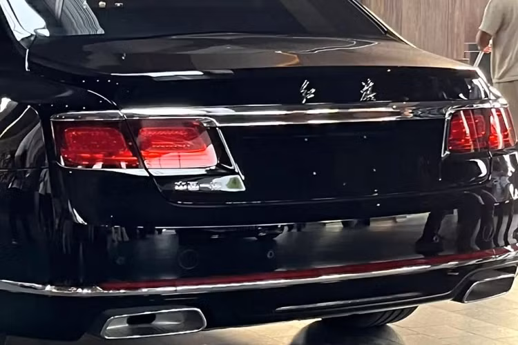 Chưa hết, mẫu xe limousine được phát triển dành riêng cho Chủ tịch Trung Quốc còn có nẹp mạ crôm ôm lấy nắp ca-pô và nằm vắt ngang bên trong hốc gió trung tâm trên cản trước. Những chi tiết này khiến phần đầu xe vừa rộng vừa cao cấp hơn. Trên nắp ca-pô của N701 cũng có logo hình lá cờ đỏ đặc trưng của thương hiệu Hồng Kỳ.