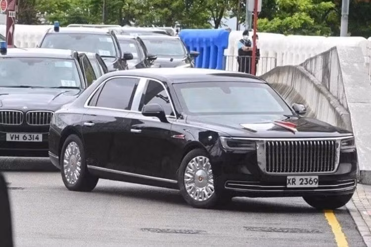 Đó là chưa kể đến mẫu xe diễu hành với cửa sổ trời cỡ lớn cũng do Hồng Kỳ chế tạo. Được thành lập năm 1999, G20 là một trong những diễn đàn quan trọng nhất thế giới. Trong Hội nghị này, các nhà lãnh đạo sẽ thảo luận những vấn đề quốc tế, từ ứng phó biến đổi khí hậu đến xử lý khoản nợ ở nước ngoài. Hội nghị năm nay sẽ diễn ra trong 2 ngày, từ 15-16/11/2022.