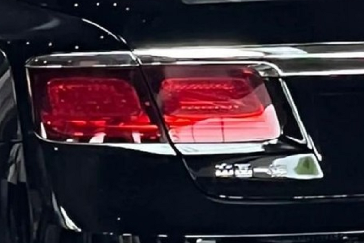 Bên dưới còn có nẹp mạ crôm vắt ngang trên cản sau và 2 ống đầu xả giả hình thang. Bên dưới còn có nẹp mạ crôm vắt ngang trên cản sau và 2 ống đầu xả giả hình thang. Chưa rõ mẫu xe mới của Chủ tịch Trung Quốc được trang bị động cơ nào. Có thể xe sẽ dùng động cơ xăng V12 hoặc V8. Hiện hãng Hồng Kỳ có cả 2 loại động cơ này.