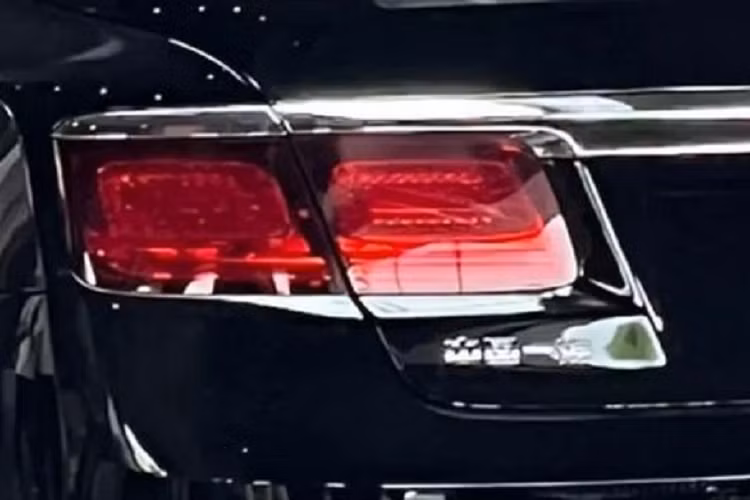 Bên dưới còn có nẹp mạ crôm vắt ngang trên cản sau và 2 ống đầu xả giả hình thang. Bên dưới còn có nẹp mạ crôm vắt ngang trên cản sau và 2 ống đầu xả giả hình thang. Chưa rõ mẫu xe mới của Chủ tịch Trung Quốc được trang bị động cơ nào. Có thể xe sẽ dùng động cơ xăng V12 hoặc V8. Hiện hãng Hồng Kỳ có cả 2 loại động cơ này.