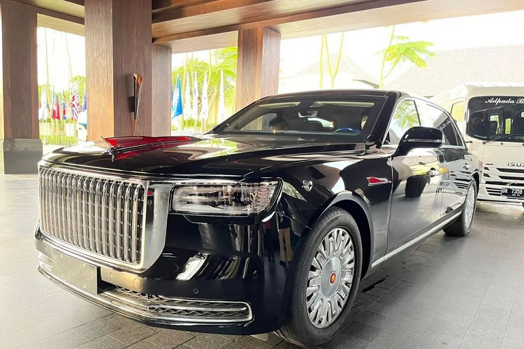 Đồng thời, đây là chiếc limousine mới được ra đời để thay thế đàn anh Hồng Kỳ N501. Tương tự những mẫu xe dành cho các nguyên thủ quốc gia khác, Hồng Kỳ N701 của ông Tập Cận Bình cũng được giữ kín thông số kỹ thuật. Tuy nhiên, mẫu xe limousine này được dự đoán là có chiều dài lên đến hơn 5 m. Phần lớn chiều dài của Hồng Kỳ N701 đương nhiên đều tập trung vào hàng ghế sau.