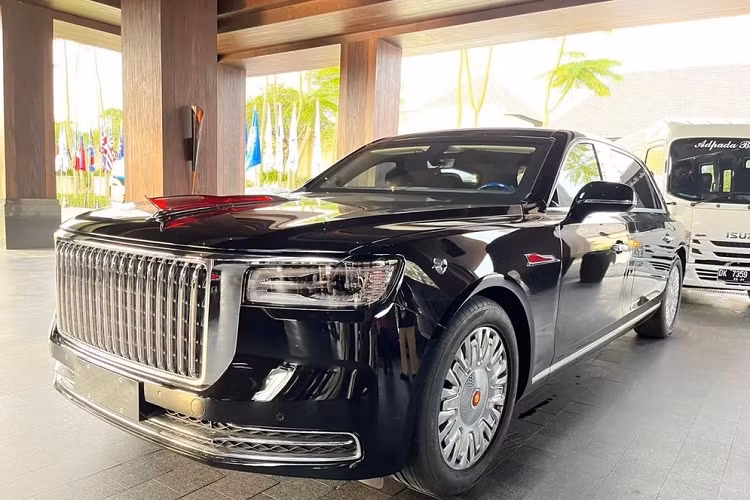 Đồng thời, đây là chiếc limousine mới được ra đời để thay thế đàn anh Hồng Kỳ N501. Tương tự những mẫu xe dành cho các nguyên thủ quốc gia khác, Hồng Kỳ N701 của ông Tập Cận Bình cũng được giữ kín thông số kỹ thuật. Tuy nhiên, mẫu xe limousine này được dự đoán là có chiều dài lên đến hơn 5 m. Phần lớn chiều dài của Hồng Kỳ N701 đương nhiên đều tập trung vào hàng ghế sau.