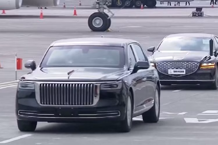 Ví dụ như Chủ tịch Trung Quốc Tập Cận Bình, Tổng thống Mỹ Joe Biden và Tổng thống Pháp Emmanuel Macron... Nếu như ông Biden sử dụng xe bọc thép chống đạn do Cadillac sản xuất, Tổng thống Pháp đi lại bằng SUV hạng sang Mercedes-Benz G-Class thì ông Tập lại dùng 2 chiếc limousine mới mang tên Hồng Kỳ N701 chạy điện mới.