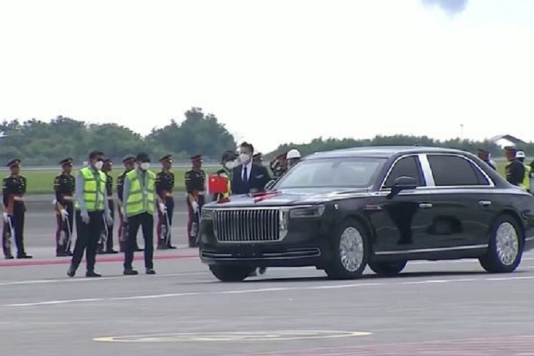 Hôm nay, ngày 15/11/2022, Hội nghị thượng đỉnh Nhóm Các nền kinh tế phát triển và mới nổi hàng đầu thế giới (G20) đã chính thức diễn ra tại đảo Bali, Indonesia. Mặc dù, chính phủ Indonesia đã chuẩn bị 962 chiếc xe ôtô điện phục vụ G20 với đủ thương hiệu để đưa đón các lãnh đạo, tuy nhiên, vẫn có những nhà lãnh đạo sử dụng xe đưa đón riêng.