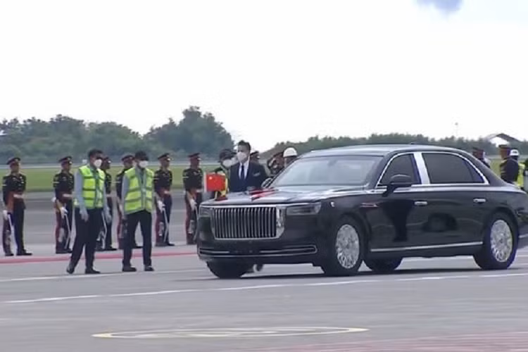 Hôm nay, ngày 15/11/2022, Hội nghị thượng đỉnh Nhóm Các nền kinh tế phát triển và mới nổi hàng đầu thế giới (G20) đã chính thức diễn ra tại đảo Bali, Indonesia. Mặc dù, chính phủ Indonesia đã chuẩn bị 962 chiếc xe ôtô điện phục vụ G20 với đủ thương hiệu để đưa đón các lãnh đạo, tuy nhiên, vẫn có những nhà lãnh đạo sử dụng xe đưa đón riêng.