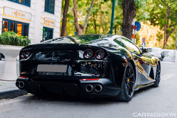 Xe sở hữu khối động cơ V12 hút khí tự nhiên, có dung tích 6.5 lít, sản sinh công suất tối đa 789 mã lực và mô men xoắn cực đại đạt mức 718 Nm. Nhờ hộp số 7 cấp ly hợp kép và hệ dẫn động cầu sau, xe có thể tăng tốc từ 0-100 km/h trong 2,9 giây và có tốc độ tối đa chạm ngưỡng 340 km/h.