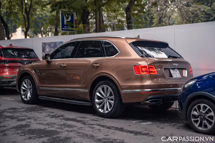 Bentley Bentayga được trang bị khối động cơ W12, dung tích 6 lít, tăng áp kép, tạo ra 608 mã lực và mô-men xoắn cực đại 900 Nm. Sức mạnh được truyền tới cả 4 bánh thông qua hộp số tự động 8 cấp.