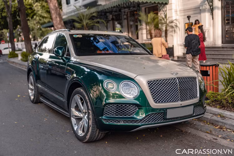 Hai chiếc Bentley Bentayga với một chiếc sở hữu biển số khủng của đại gia Ninh Bình cũng xuất hiện, một chiếc thuộc phiên bản Onyx Edition với lớp sơn màu xanh lá làm tông chủ đạo với sự kết hợp của màu kem chạy từ nắp capo ra đến phía sau xe.