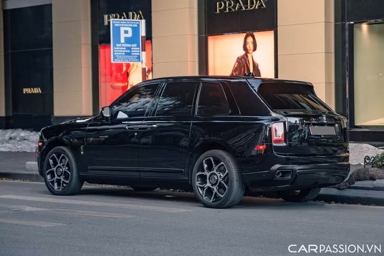 Sức mạnh này được kiểm soát và truyền đến cả bốn bánh xe thông qua hộp số Bespoke ZF 8 cấp. Mức giá xe Rolls-Royce Cullinan phiên bản Black Badge từng được các đại lý tư nhân chào bán tới hơn 40 tỷ đồng (chưa tính ra biển số trắng).