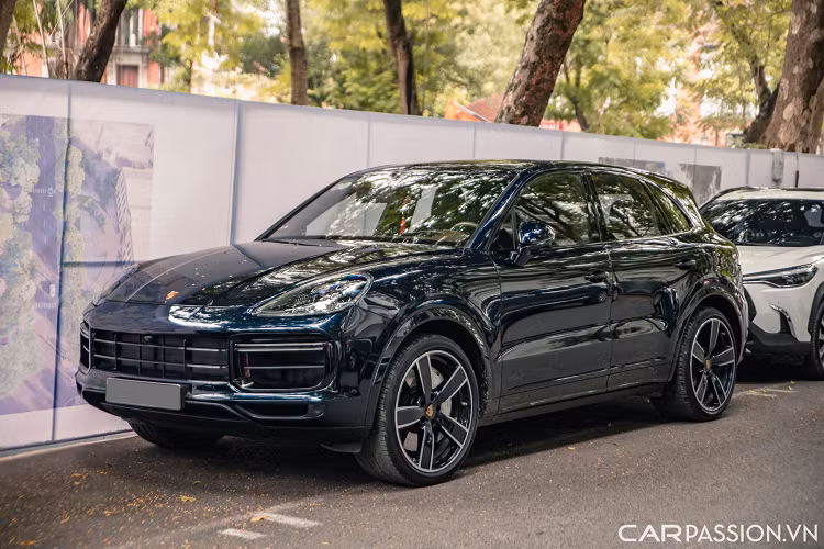 Kế tiếp là một chiếc Porsche Cayenne thuộc phiên bản Turbo có giá bán hơn 11 tỷ đồng. Xe sở hữu lớp sơn màu xanh dương cùng bộ mâm 22 inch Sport Classic sơn cùng màu ngoại thất. Phiên bản Turbo trang bị nhiều chi tiết khác biệt so với bản tiêu chuẩn có thể kể tới như hệ thống ống xả kép hình thang, logo Turbo gắn tại tựa đầu ghế.