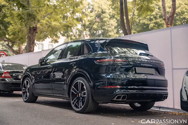 Cayenne Turbo trang bị khối động cơ tăng áp kép V8 4.0L hoàn toàn mới. Cỗ máy này có khả năng sản sinh công suất tối đa lên đến 550 mã lực, mô men xoắn cực đại 770 Nm. Khả năng tăng tốc từ 0-100 km/h trong 3,9 giây trước khi đạt vận tốc tối đa 286 km/h.