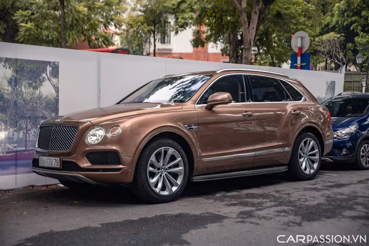 Nhờ đó, Bentayga có thể tăng tốc từ 0-96 km/h trong 4 giây trước khi đạt vận tốc tối đa 301 km/h. Mức giá xe Bentley Bentayga khi mới về Việt Nam từng có mức hơn 20 tỷ đồng.